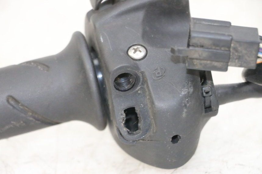 photo de RIGHT SWITCH PEUGEOT SATELIS 125 (2013 - 2018)