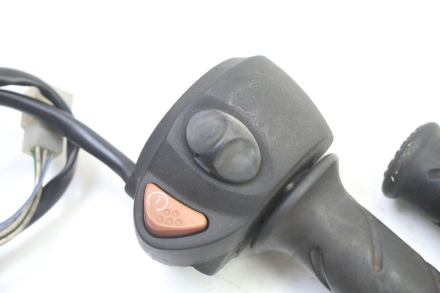 photo de RIGHT SWITCH PEUGEOT SATELIS 250 (2006 - 2012)