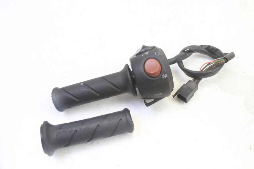 photo de RIGHT SWITCH PEUGEOT SATELIS 125 (2013 - 2018)