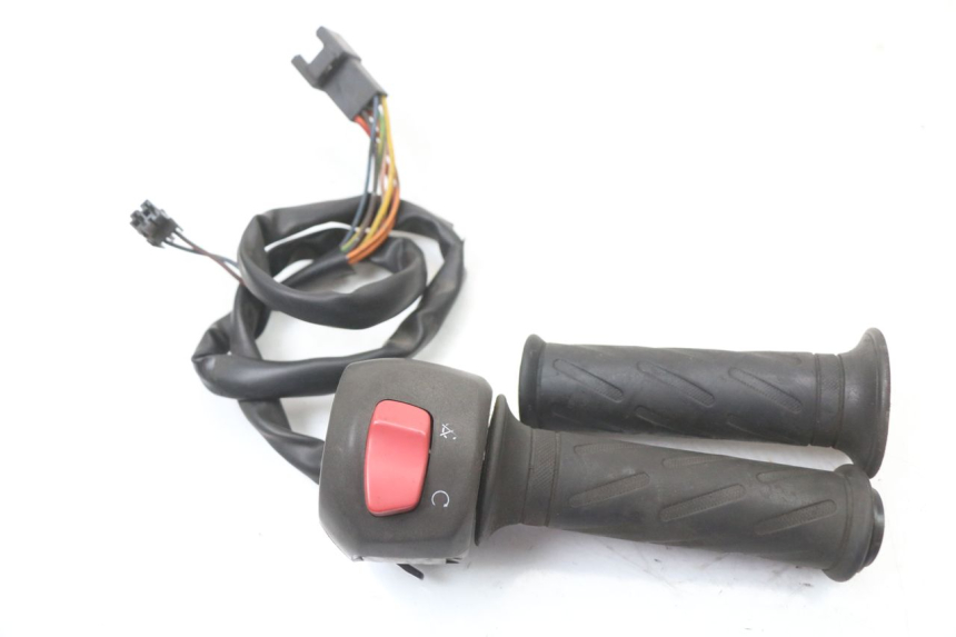 photo de RIGHT HANDLEBAR SWITCH SUZUKI BURGMAN 125 (2007 - 2014)