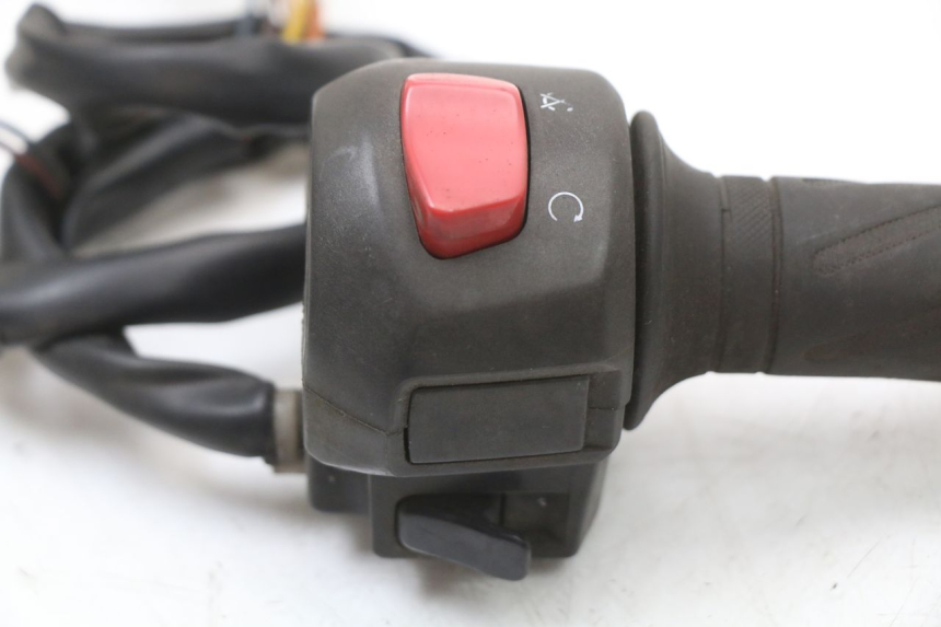 photo de RIGHT HANDLEBAR SWITCH SUZUKI BURGMAN 125 (2007 - 2014)