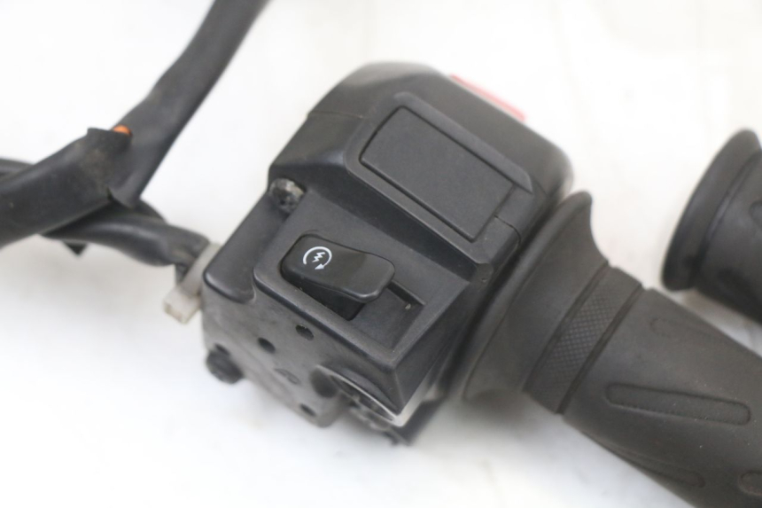 photo de RIGHT HANDLEBAR SWITCH SUZUKI BURGMAN 125 (2007 - 2014)