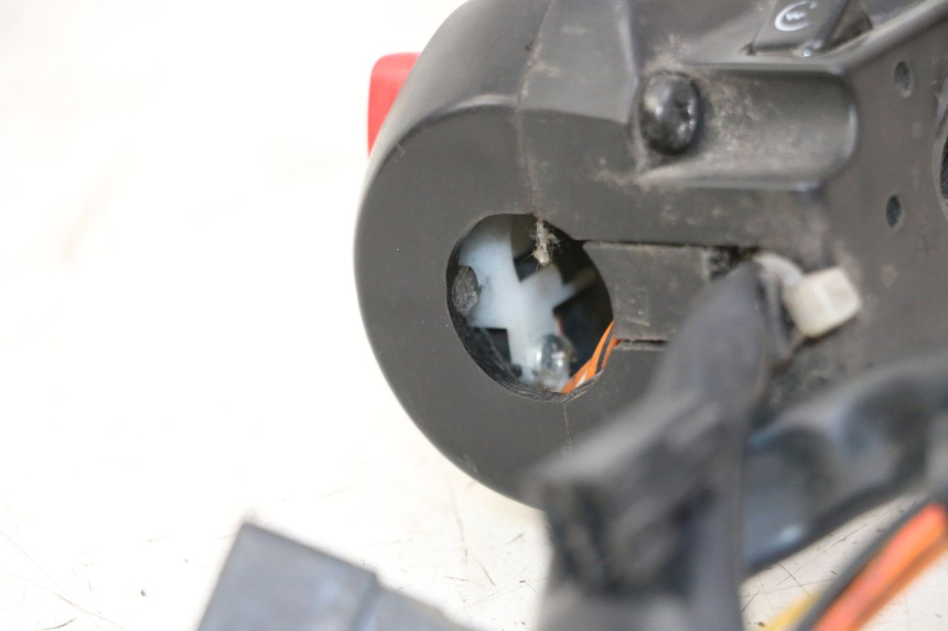 photo de RIGHT HANDLEBAR SWITCH SUZUKI BURGMAN 125 (2007 - 2014)