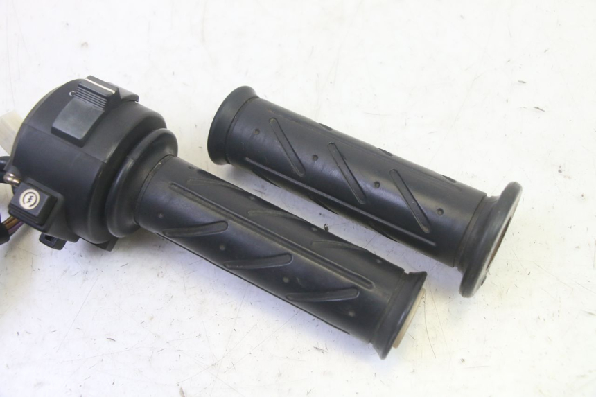 photo de RIGHT HANDLEBAR SWITCH DAELIM VJ ROADWIN FI 125 (2008 - 2017) - Alternative perspective