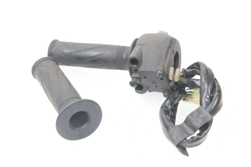 photo de RIGHT SWITCH YAMAHA XMAX X-MAX ABS 125 (2014 - 2016) - Zoom on usage condition