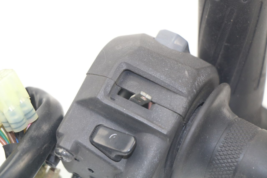 photo de RIGHT SWITCH YAMAHA XMAX X-MAX ABS 125 (2014 - 2016) - Fixing points details