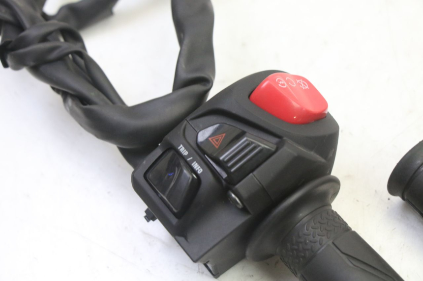 photo de RIGHT SWITCH YAMAHA XMAX X-MAX 125 (2021 - 2025)