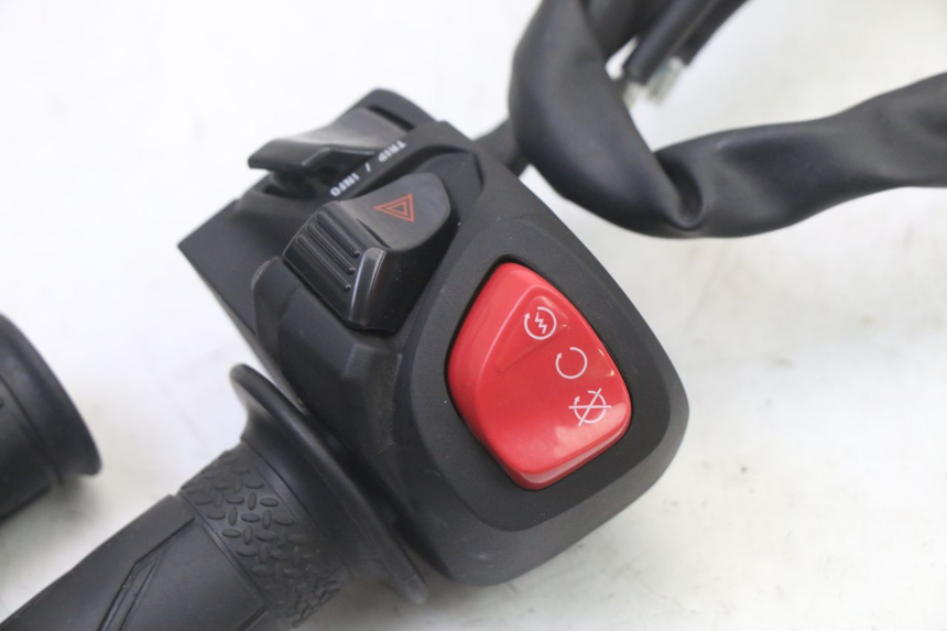 photo de RIGHT SWITCH YAMAHA XMAX X-MAX 125 (2021 - 2025)
