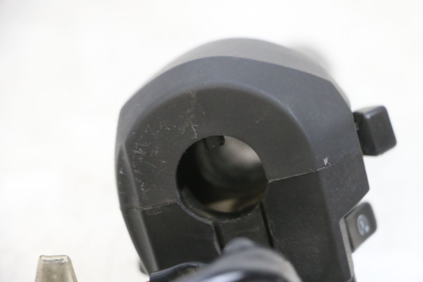photo de RIGHT HANDLEBAR SWITCH YAMAHA X-MAX XMAX 125 (2010 - 2014) - Zoom on usage condition