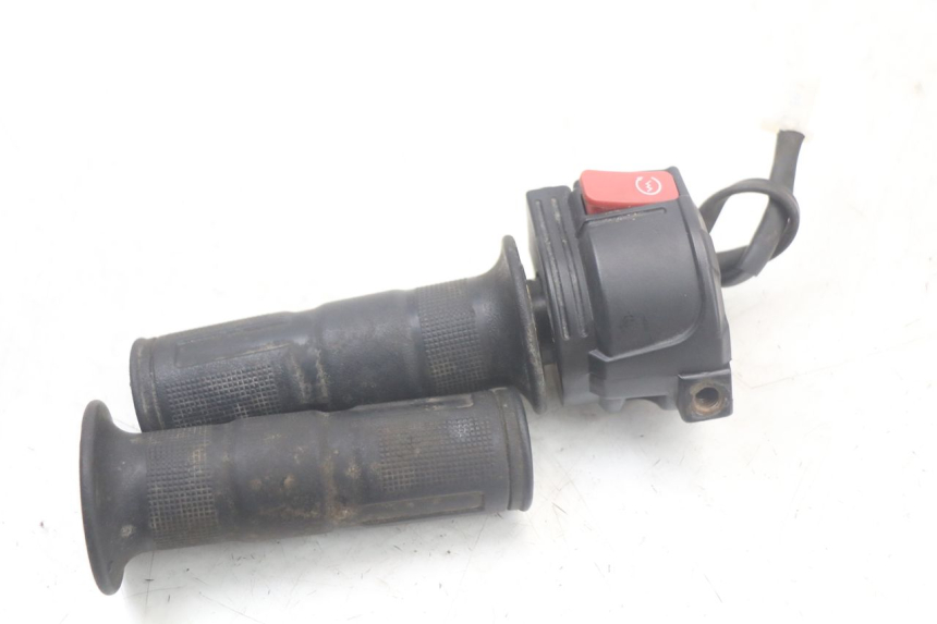 photo de RIGHT HANDLEBAR SWITCH YAMAHA AEROX 2T 50 (2013 - 2017)