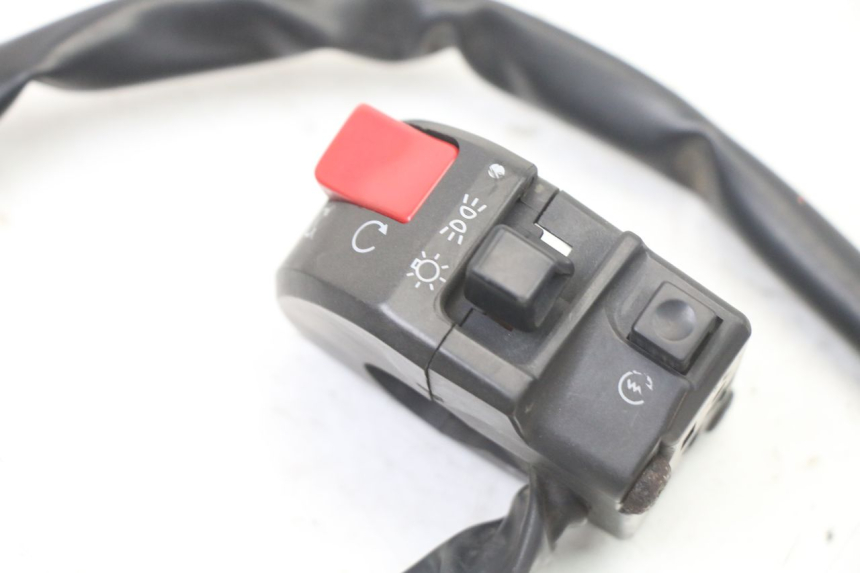 photo de RIGHT HANDLEBAR SWITCH YAMAHA FZS FAZER 600 (2001 - 2003)