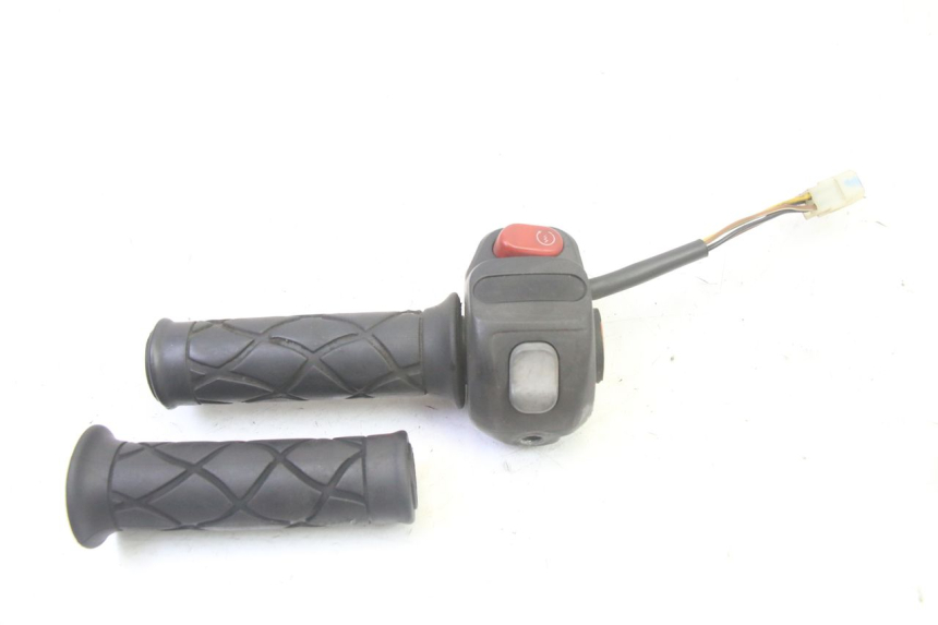 photo de RIGHT HANDLEBAR SWITCH YAMAHA YP MAJESTY 125 (2007 - 2010)