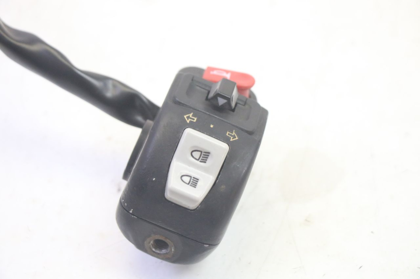 photo de LEFT HANDLEBAR SWITCH SYM CROX 4T 50 (2016 - 2023) - Zoom on usage condition