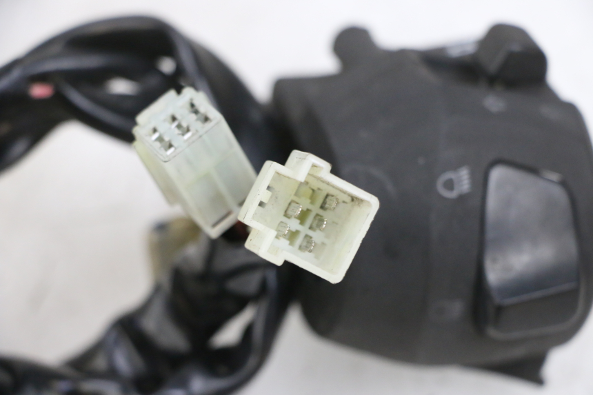 photo de LEFT HANDLEBAR SWITCH YAMAHA X-MAX XMAX 125 (2010 - 2014) - Alternative perspective