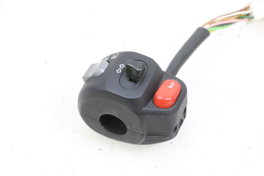 photo de LEFT HANDLEBAR SWITCH YAMAHA YP MAJESTY 125 (2002 - 2006) - Surface and material condition