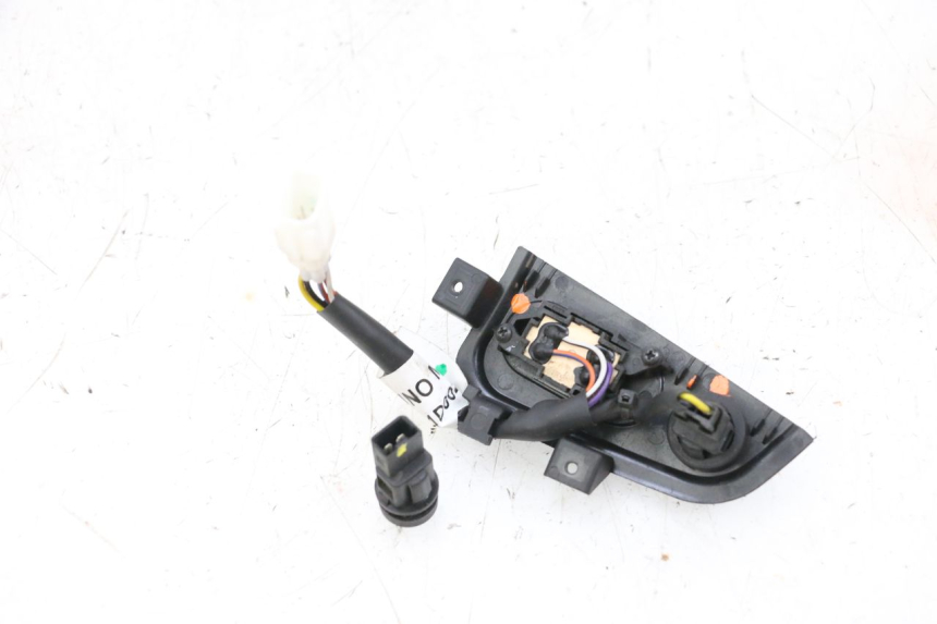 photo de SWITCH PIAGGIO MP3 HPE 300 (2019 - 2026) - Zoom on usage condition