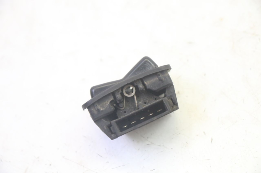 photo de HEADLIGHT HIGH BEAM SWITCH SYM FIDDLE 3 III 125 (2014 - 2020) - Zoom on usage condition