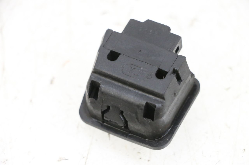 photo de HEADLIGHT HIGH BEAM SWITCH SYM ORBIT III 3 4T 50 (2018 - 2021) - Zoom on usage condition