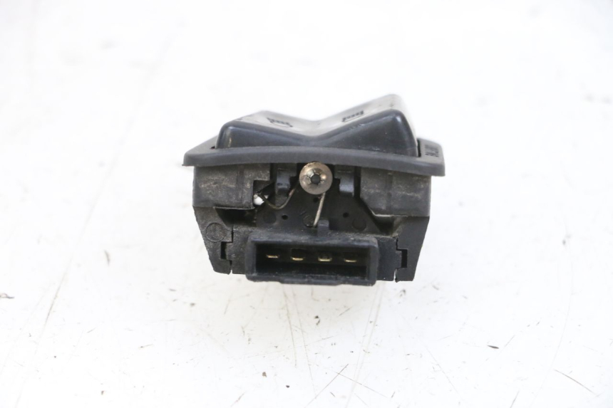 photo de HEADLIGHT HIGH BEAM SWITCH YAMAHA XMAX X-MAX 125 (2006 - 2009) - Zoom on usage condition