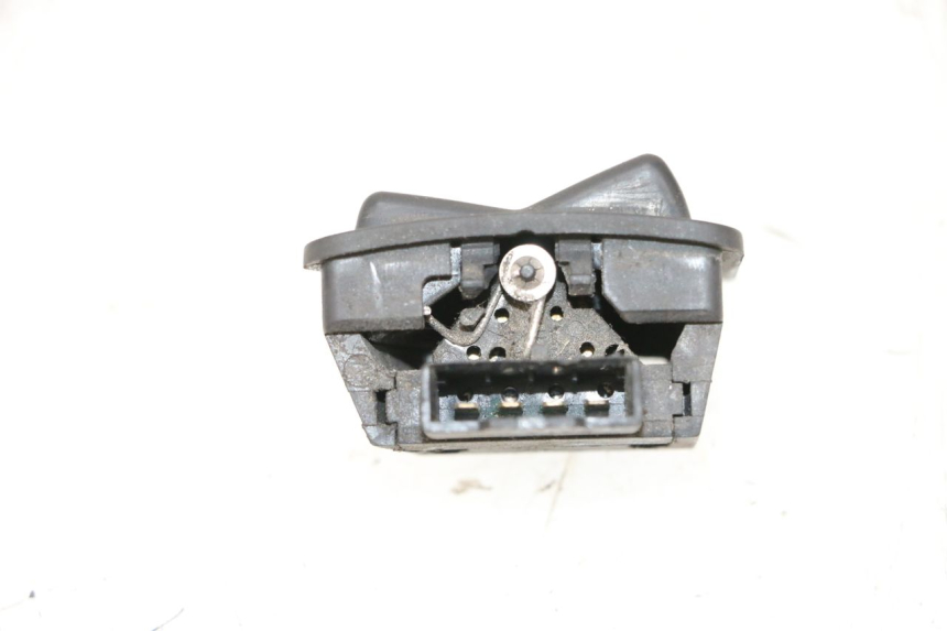 photo de HEADLIGHT HIGH BEAM SWITCH YAMAHA XMAX X-MAX 125 (2006 - 2009) - Zoom on usage condition