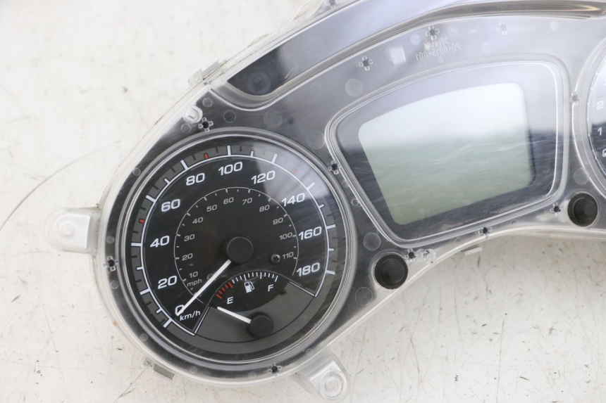 photo de SPEEDOMETER PIAGGIO MP3 HPE 300 (2019 - 2026) - Focus on structure