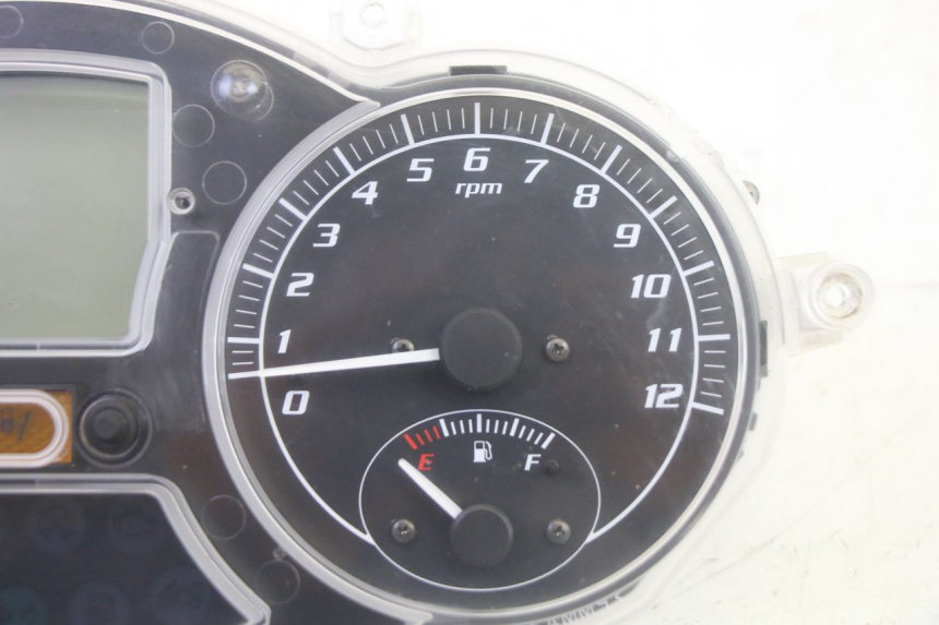 photo de SPEEDOMETER PIAGGIO MP3 RL 250 (2007 - 2010) - Fixing points details