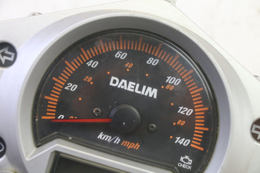 photo de SPEEDOMETER DAELIM S1 125 (2007 - 2016) - Alternative perspective
