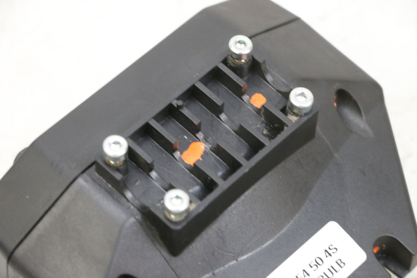 photo de SPEEDOMETER PEUGEOT SPEEDFIGHT 4 4T EFI 50 (2021 - 2025) - Fixing points details