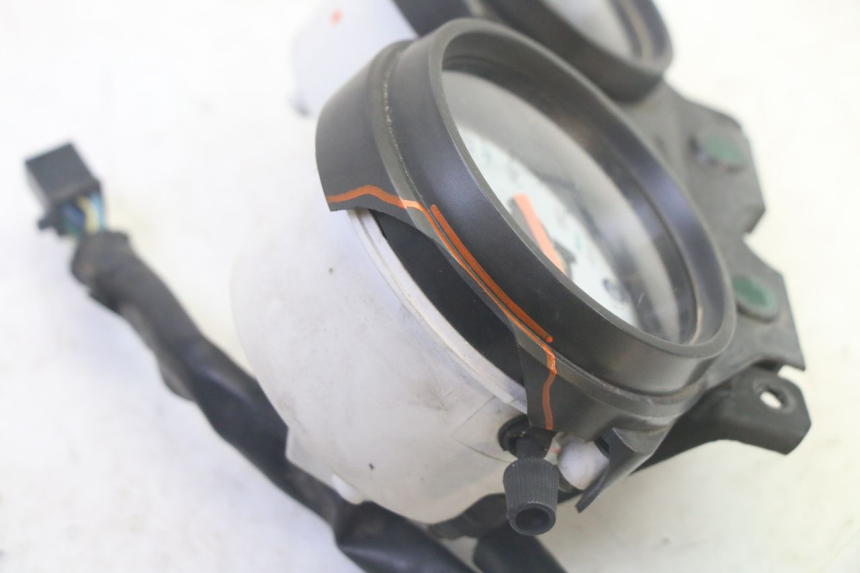 photo de SPEEDOMETER DAELIM VJ ROADWIN FI 125 (2008 - 2017) - Fixing points details