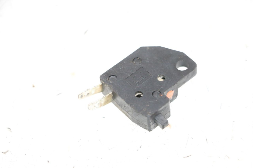 photo de RIGHT STOP LIGHT SWITCH PEUGEOT KISBEE 4T 50 (2018 - 2022) - Zoom on usage condition