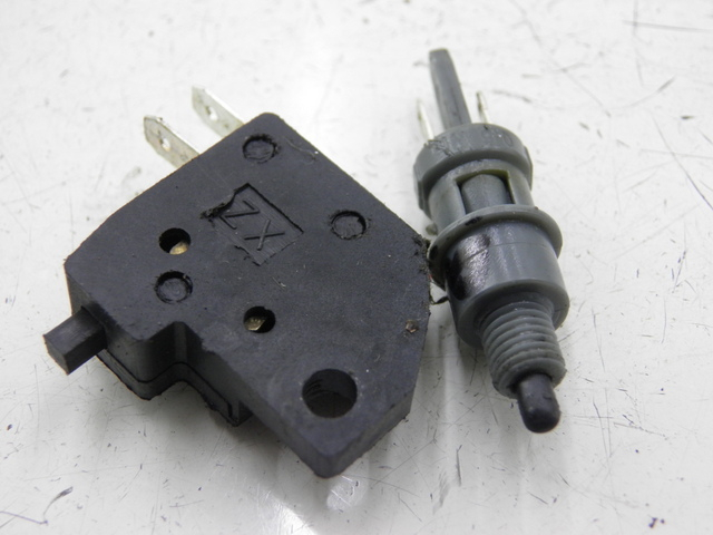 photo de STOP LIGHT SWITCH PEUGEOT KISBEE 4T 50 (2010 - 2017)