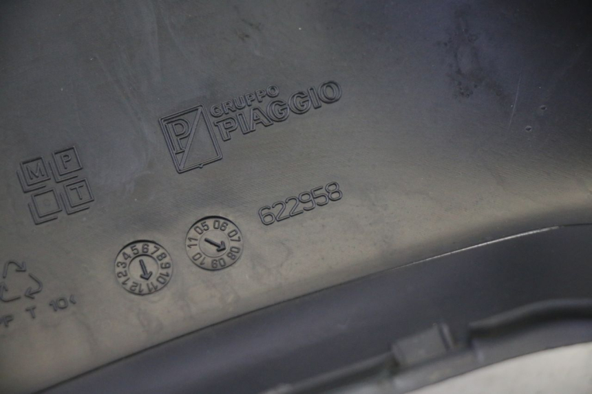 photo de REAR HANDLEBAR COVER PIAGGIO MP3 RL 250 (2007 - 2010) - Fixing points details