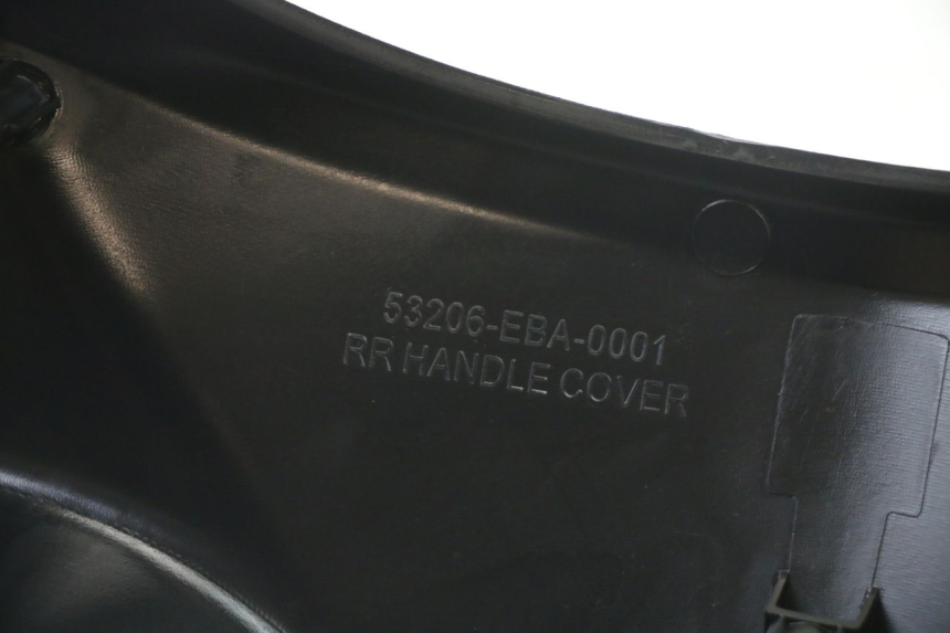 photo de HANDLE BAR REAR PANEL SYM ORBIT III 3 4T 50 (2021 - 2025)