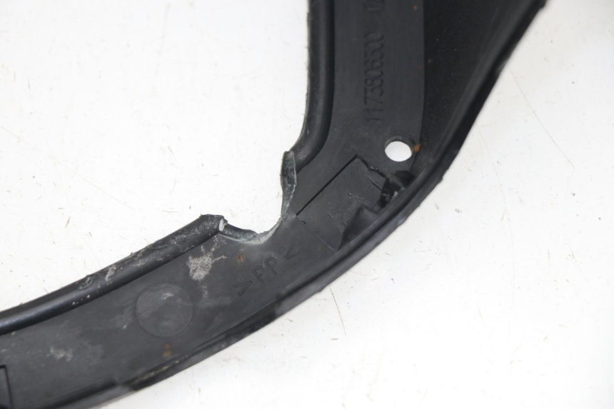 photo de HANDLE BAR REAR PANEL PEUGEOT ELYSEO 125 (1999 - 2004)
