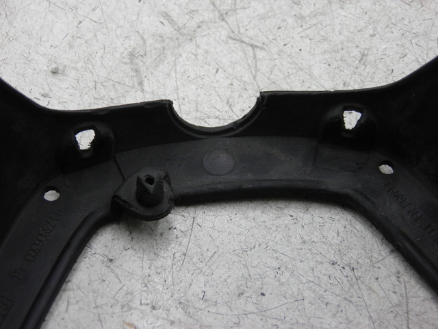 photo de HANDLE BAR REAR PANEL PEUGEOT ELYSEO 125 (1999 - 2004)