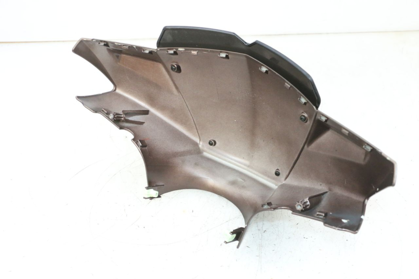 photo de HANDLEBAR COVER FRONT PEUGEOT KISBEE 2T 50 (2010 - 2017) - Technical close-up