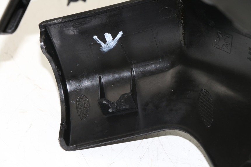 photo de HANDLEBAR COVER FRONT PEUGEOT CITYSTAR 125 (2011 - 2017)