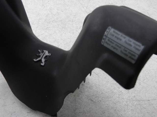 photo de HANDLEBAR COVER FRONT PEUGEOT ELYSEO 125 (1999 - 2004)