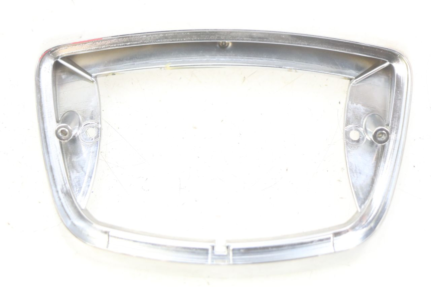 photo de REAR LIGHT SURROUND PIAGGIO VESPA LX 2T 50 (2005 - 2013)