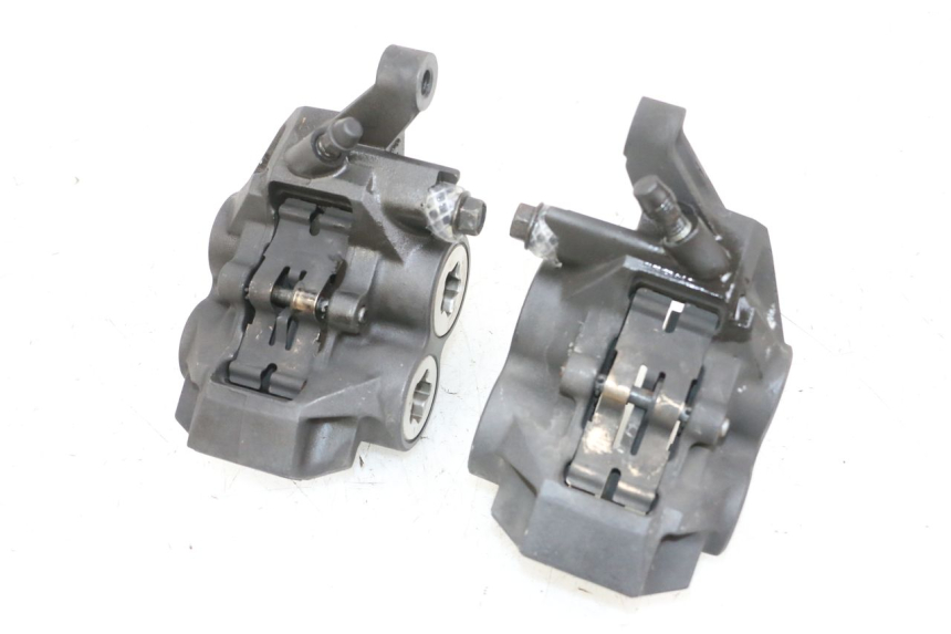 photo de FRONT BRAKE CALIPER YAMAHA TDM ABS 900 (2002 - 2014) - Fixing points details