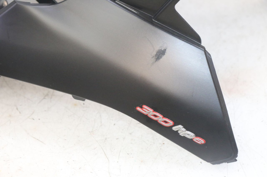 photo de FRONT FAIRING PIAGGIO MP3 HPE 300 (2019 - 2026) - Zoom on usage condition