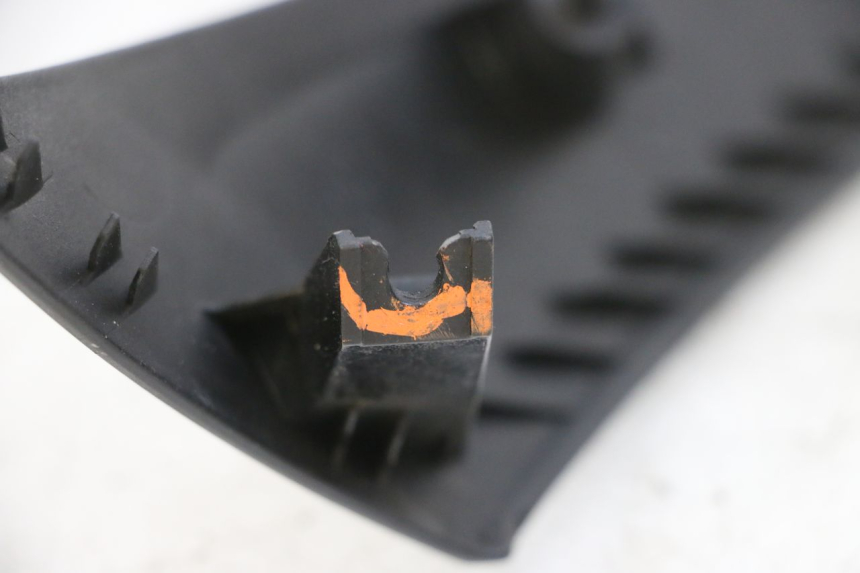 photo de UPPER FRONT FAIRING SUZUKI BURGMAN 125 (2007 - 2014) - Zoom on usage condition