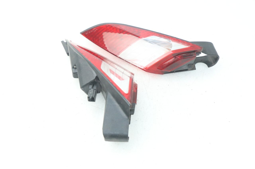 photo de REAR LIGHT PEUGEOT SATELIS 125 (2006 - 2009) - Fixing points details
