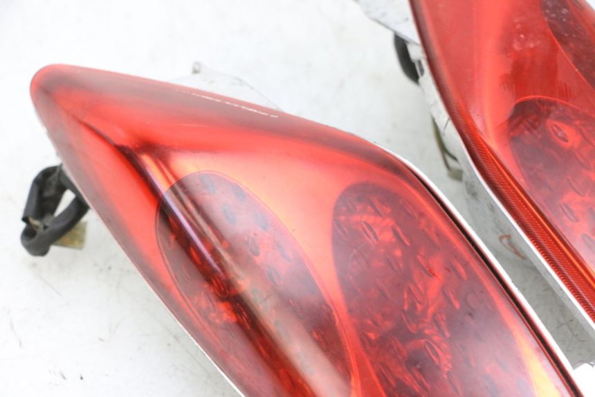 photo de REAR LIGHT YAMAHA XMAX X-MAX 125 (2006 - 2009) - Component zoom