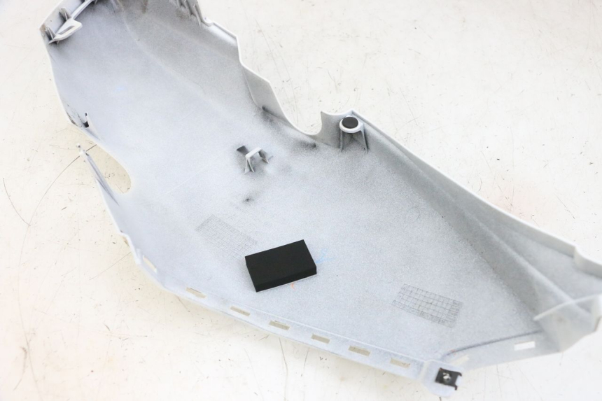 photo de REAR LEFT PANEL YAMAHA NEO'S CORE 1 (2022 - 2026) - Technical close-up