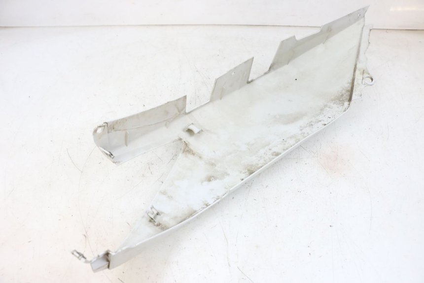 photo de LEFT REAR SIDE PANEL YAMAHA X-MAX XMAX 125 (2010 - 2013) - Zoom on usage condition