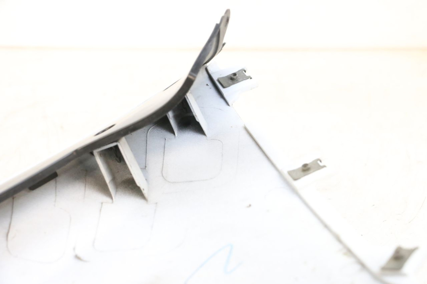 photo de RIGHT FRONT FAIRING SUZUKI GSXR GSX-R 1000 (2003 - 2004) - Fixing points details