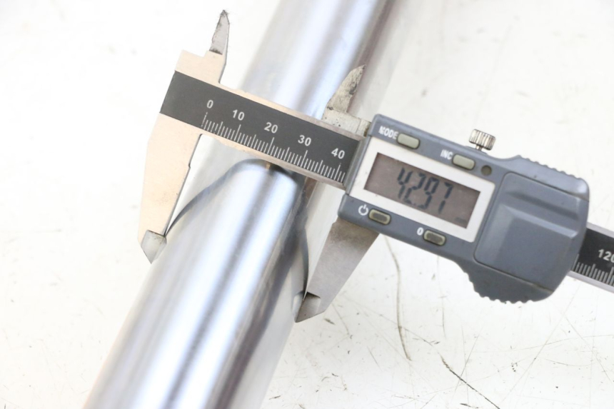 photo de LEFT FORKS LEG YAMAHA FZ6 N FAZER 600 (2004 - 2006) - Component detail