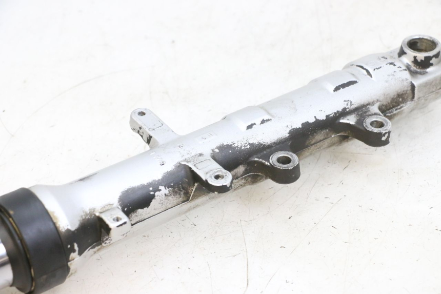 photo de LEFT FORKS LEG YAMAHA FZ6 N FAZER 600 (2004 - 2006) - Zoom on usage condition