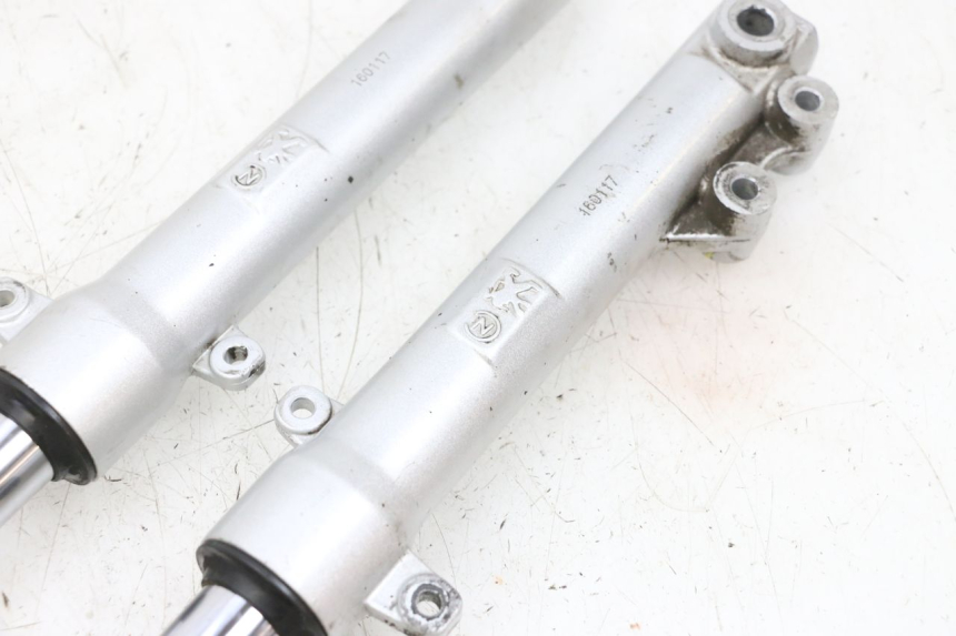 photo de FORKS LEG PEUGEOT KISBEE 2T 50 (2010 - 2017) - Technical close-up